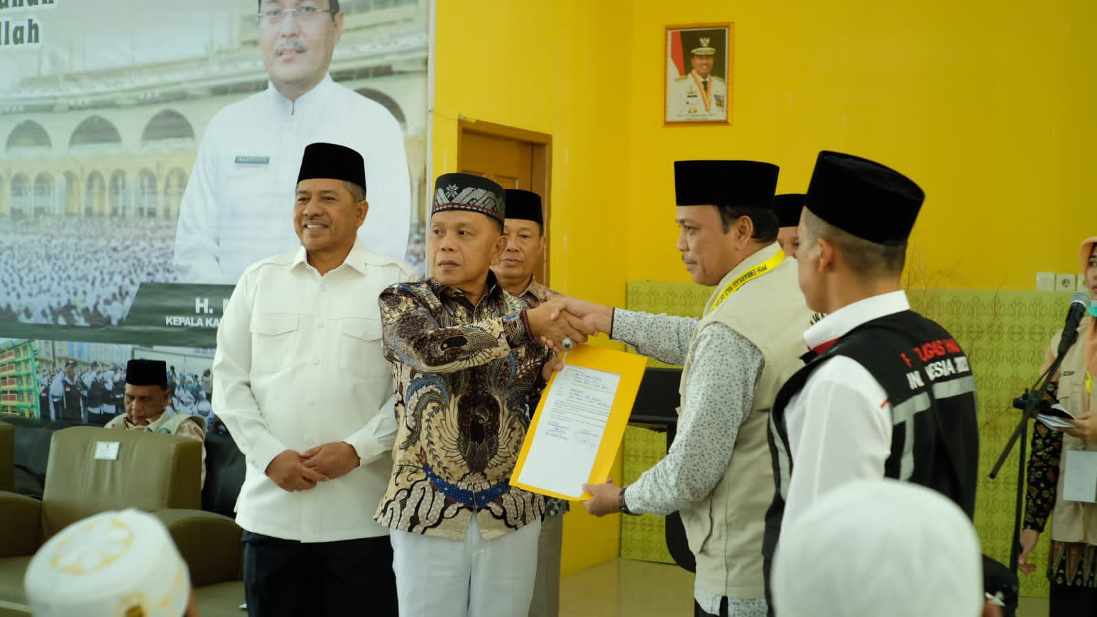 Tiba Di Tanah Air, Plt Bupati Asmar Sambut Jemaah Haji Asal Kepulauan Meranti