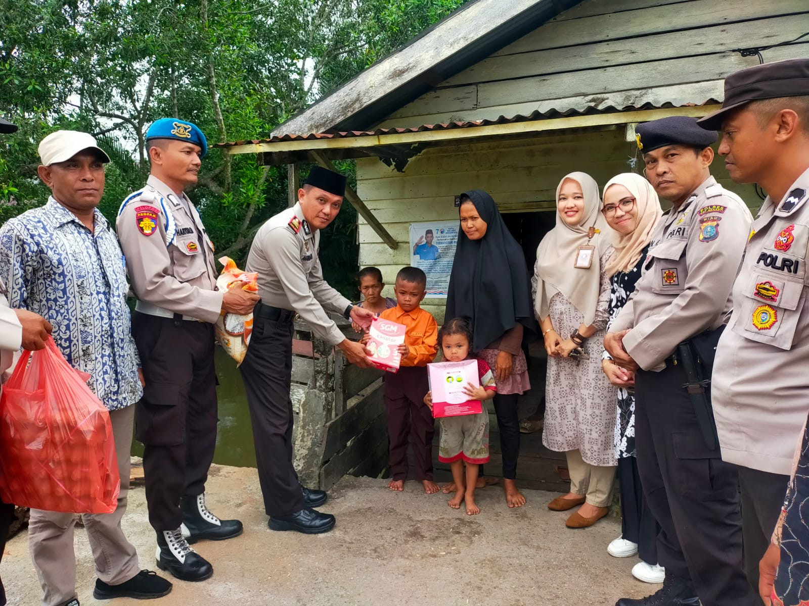 Peduli Atasi Stunting, Kapolsek Merbau Sumbangi dan Bantu Dua Balita