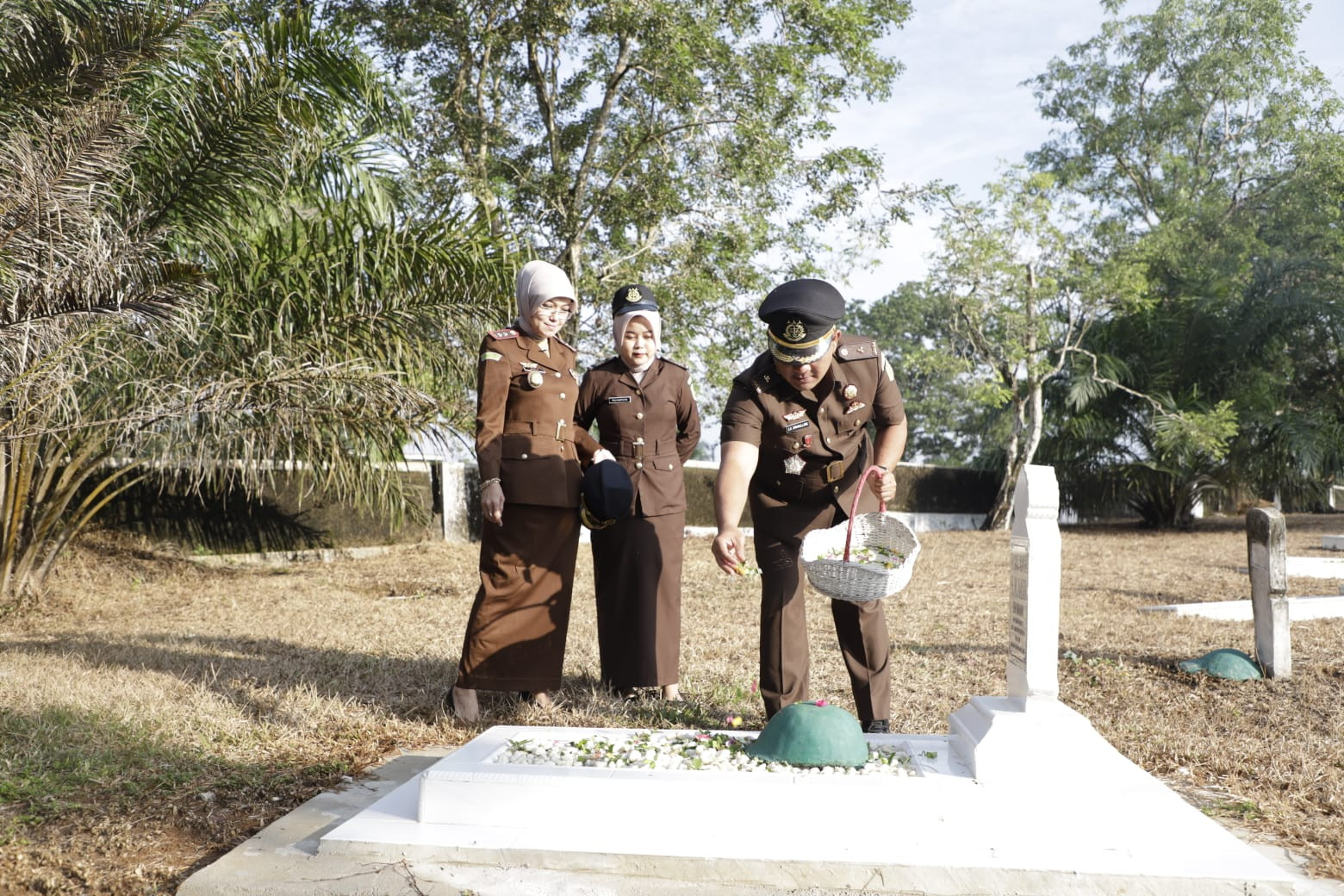 Kejari Bungo Melaksanakan Upacara Ziarah di TMP dan Tabur Bunga, Dalam Rangka HBA Ke 63
