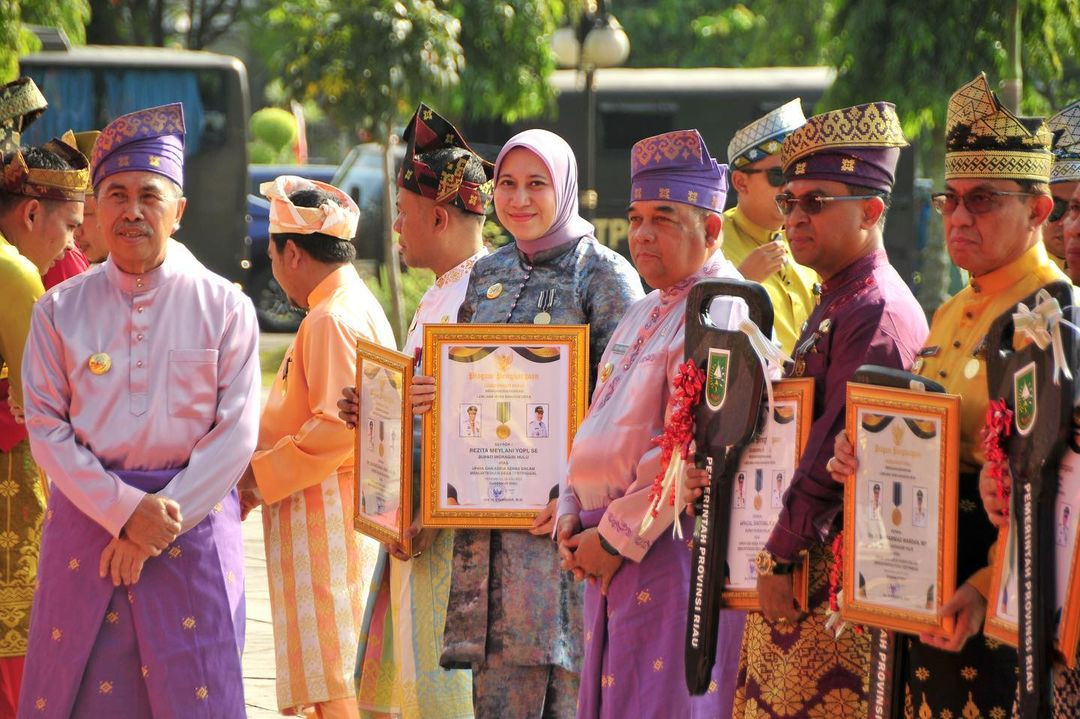 Bupati Rezita Terima Dua Penghargaan Dihari Jadi Provinsi Riau