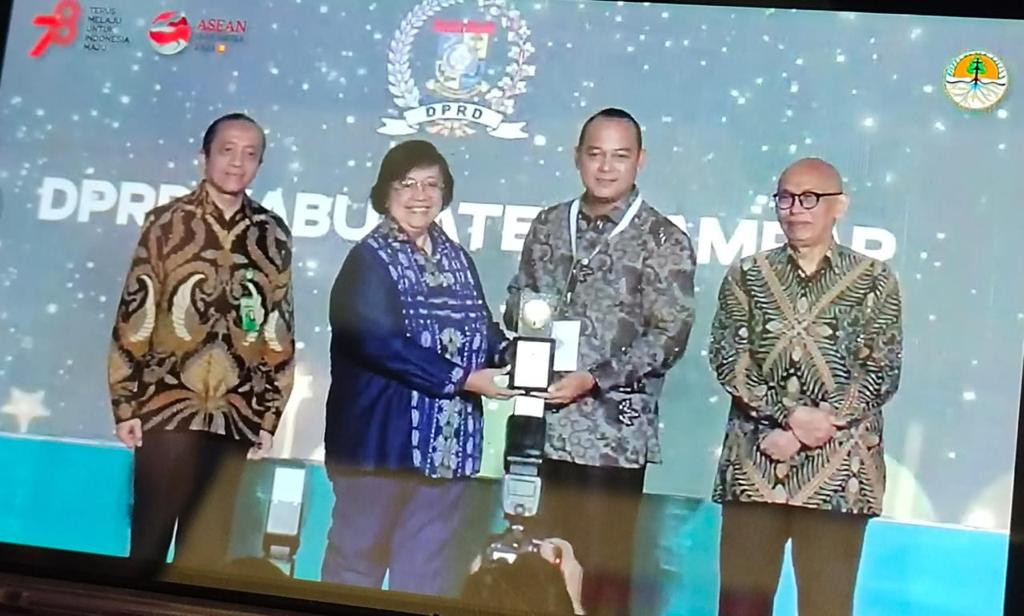 Keren, Ketua DPRD Kampar Terima Penghargaan Green Leadership Nirwasita Tantra 2022