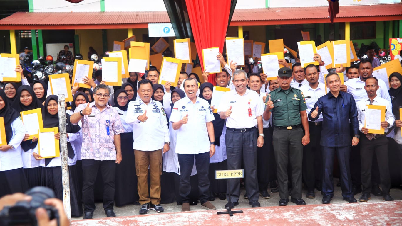 Plt Bupati Asmar Dampingi Gubri Syamsuar Serahkan SK PPPK Guru di Kepulauan Meranti