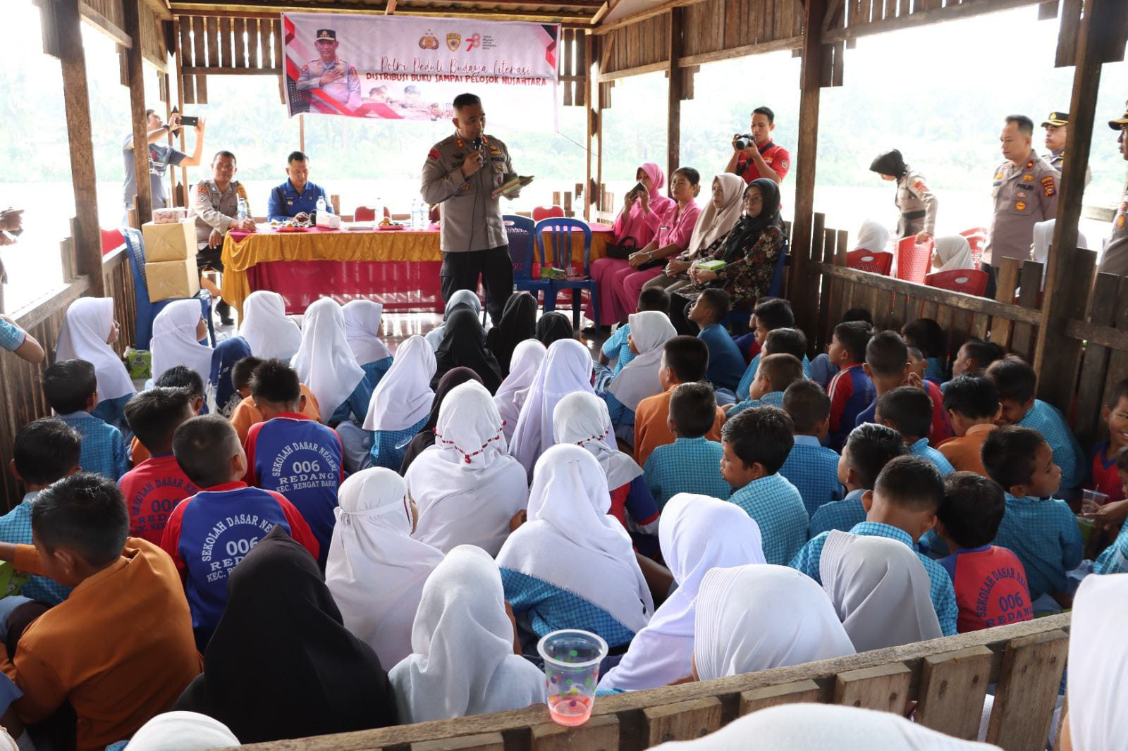 Kapolres Dody Wirawijaya Bacakan Dongeng Untuk Anak SD Saat Kegiatan Polri Peduli Literasi 