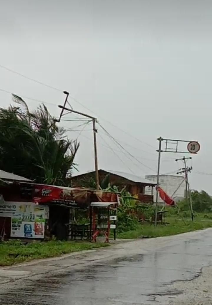 Akibat Hujan Deras Dan Angin Kencang Tiang PLN Patah 