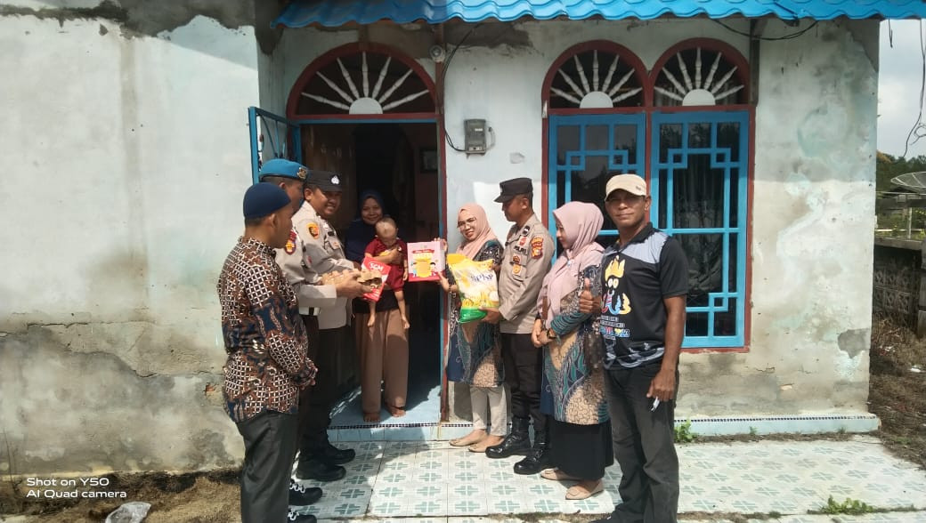 Curahkan Perhatian Terhadap Penderita Stunting, Sobat Kamis Barokah Polsek Merbau Salurkan Bantuan