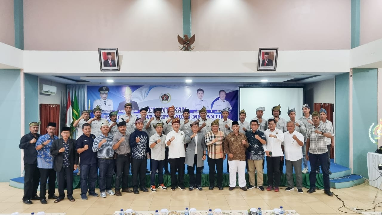 Hadiri Pelantikan PWI Kepulauan Meranti, Plt Bupati Asmar Ajak Saling Mendukung