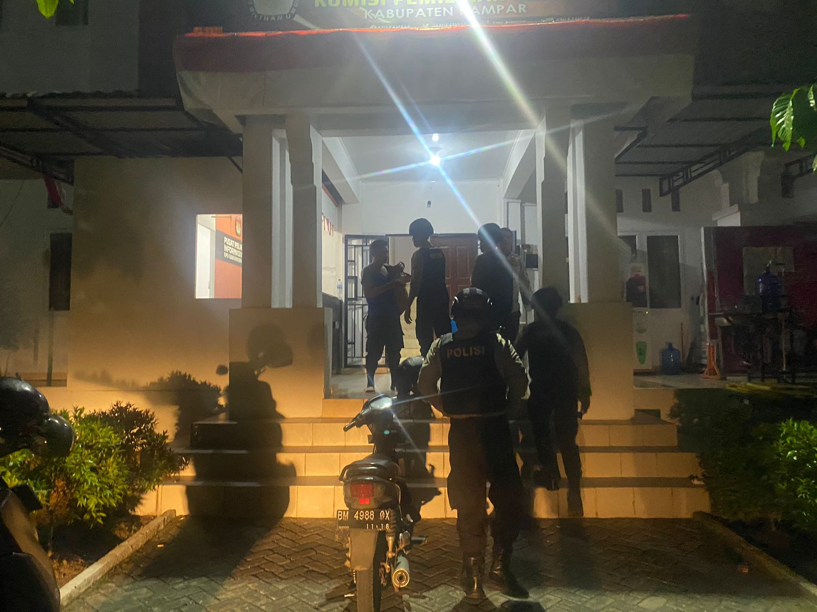 Personel Samapta Polres Kampar Patroli ke Kantor KPU dan Bawaslu Kampar
