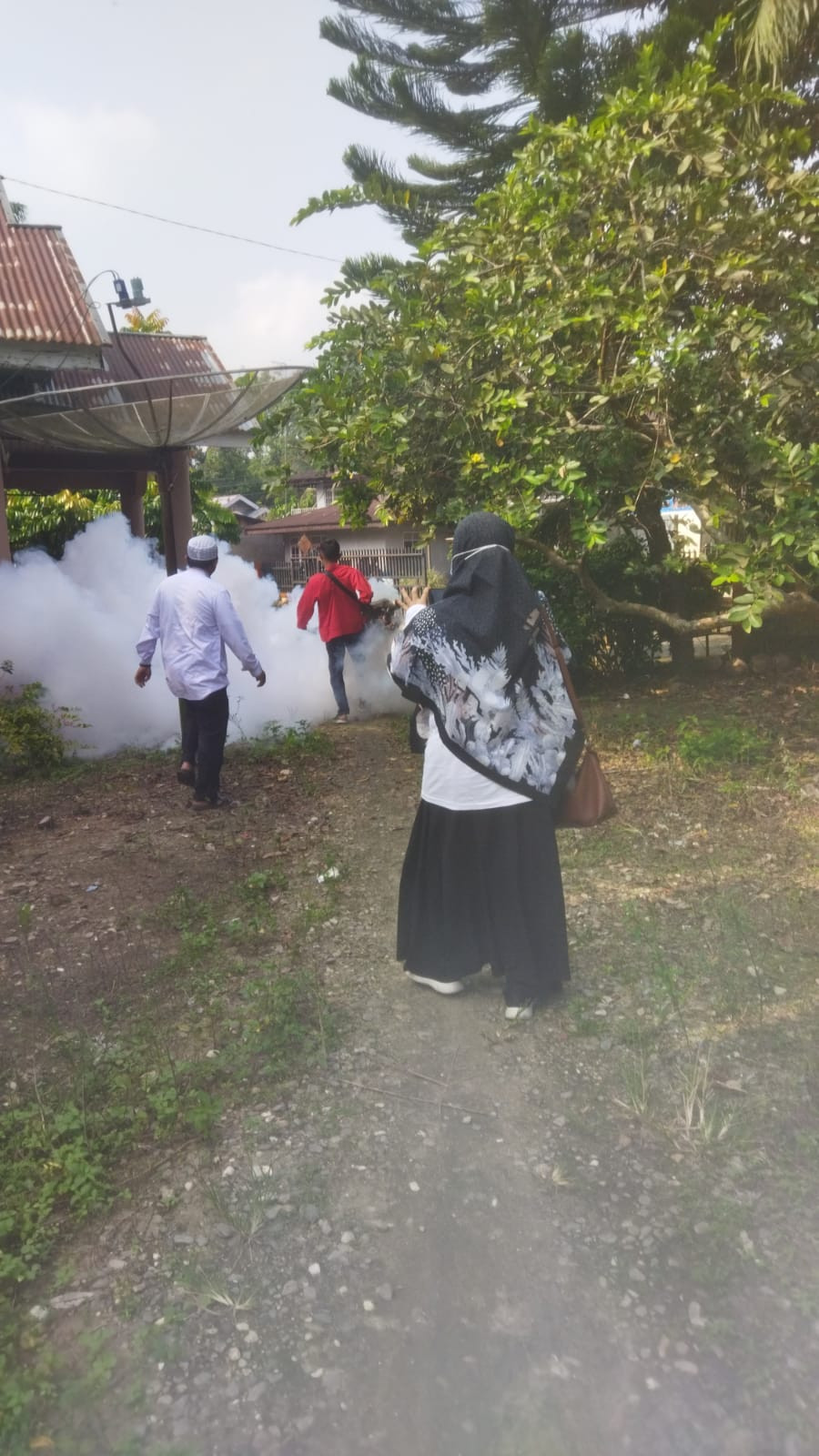 Hj Eva Yuliana Fasilitasi Fogging, Warga Kelurahan Air Tiris Ucapkan Terimakasih
