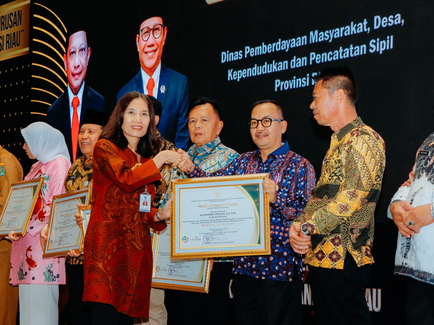 Komitmen Bangun dan Majukan Desa, Pj Bupati Kampar Terima Piagam Menteri Desa PDTT RI