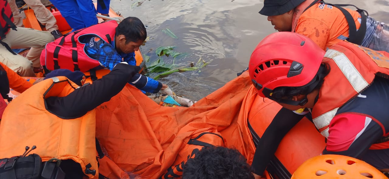 Remaja Yang Tenggelam Di Sungai Siak Pekanbaru akhirnya ditemukan oleh Tim SAR Gabungan
