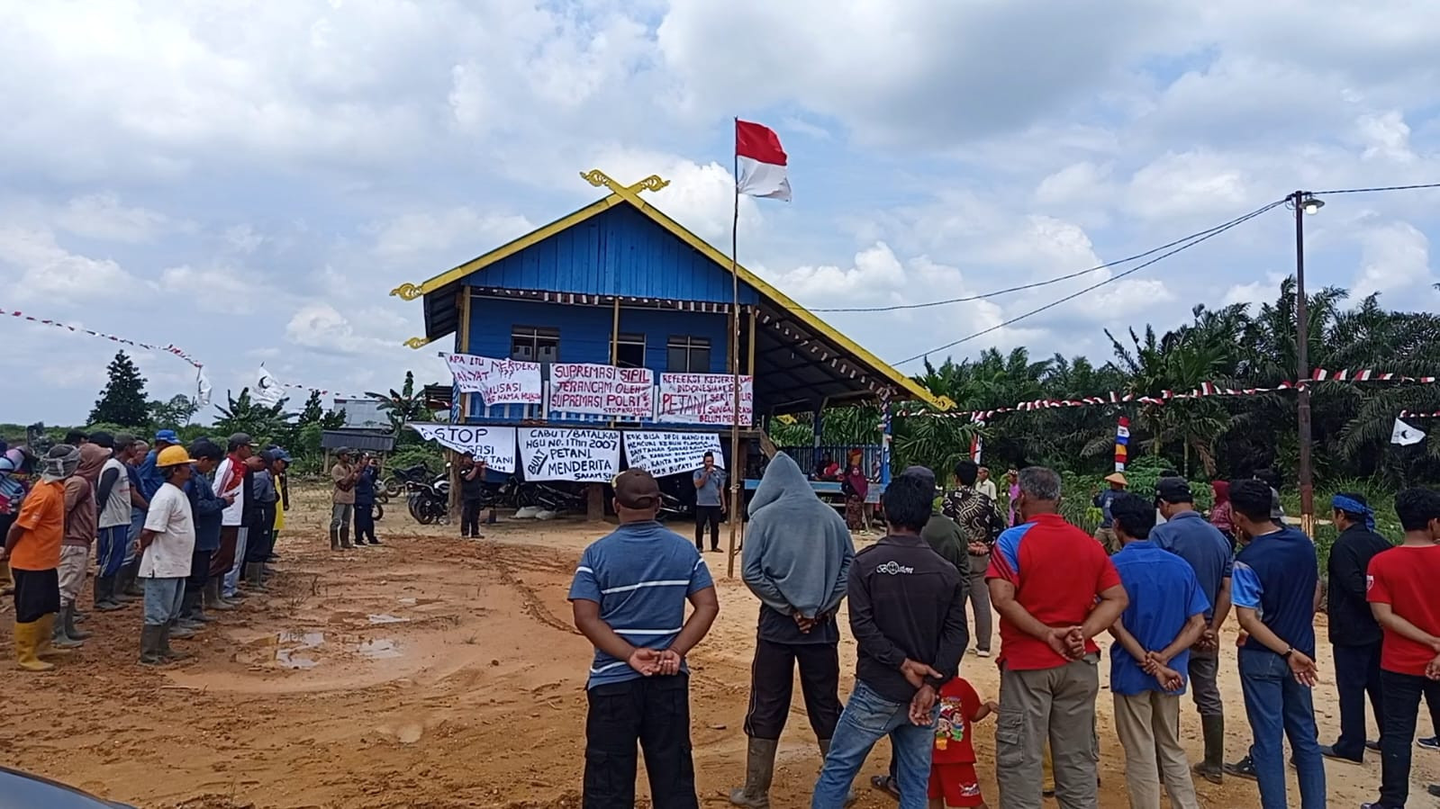Merah Putih di Tengah Isak Tangis, Petani Sungai Raya Gelar Upacara HUT RI ke-80 di Tanah Sengketa