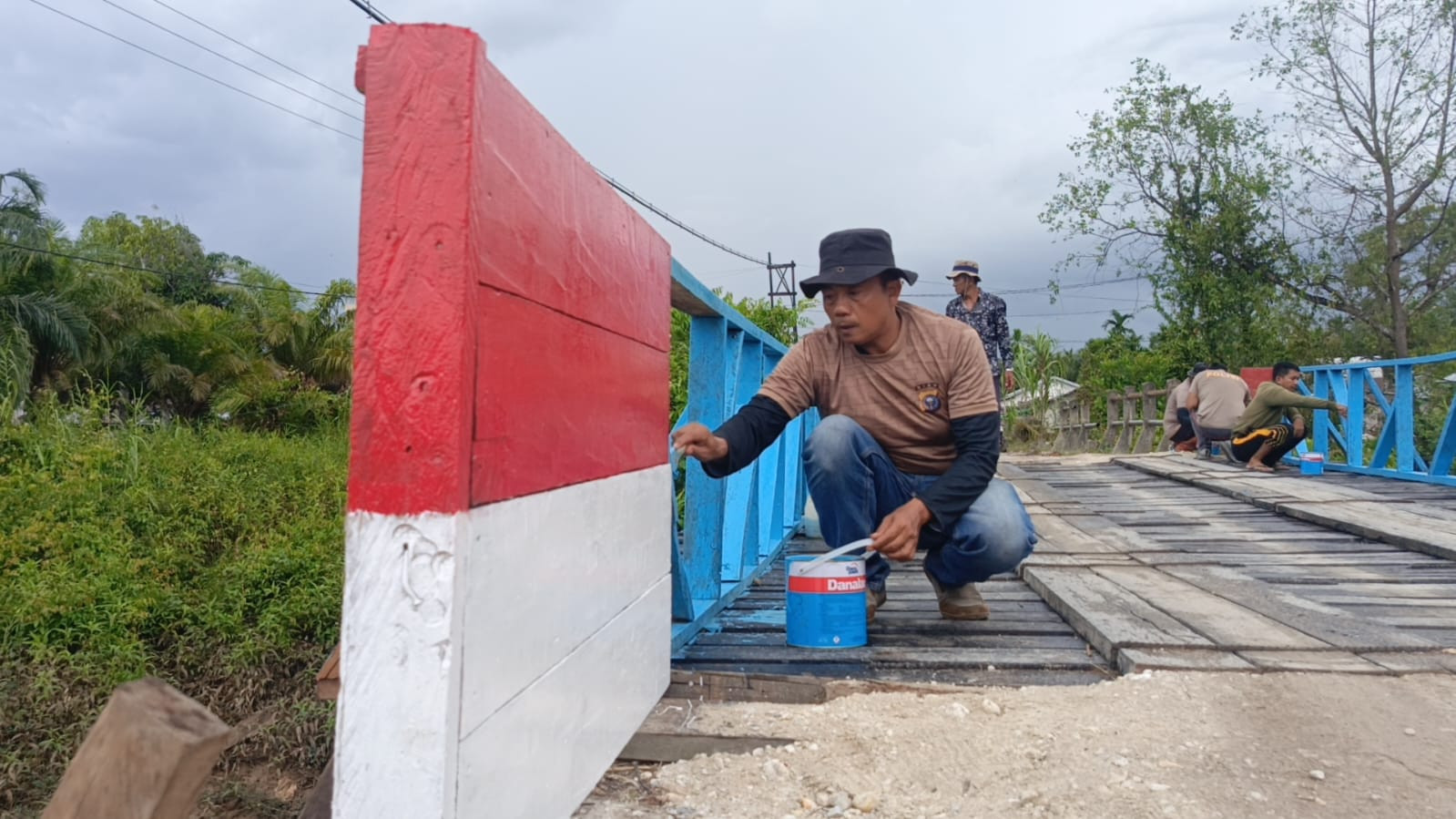Ketika Seragam Polri Basah Keringat Demi Rakyat,  Sejumlah Jembatan Inhil Rampung Tanpa Kendala