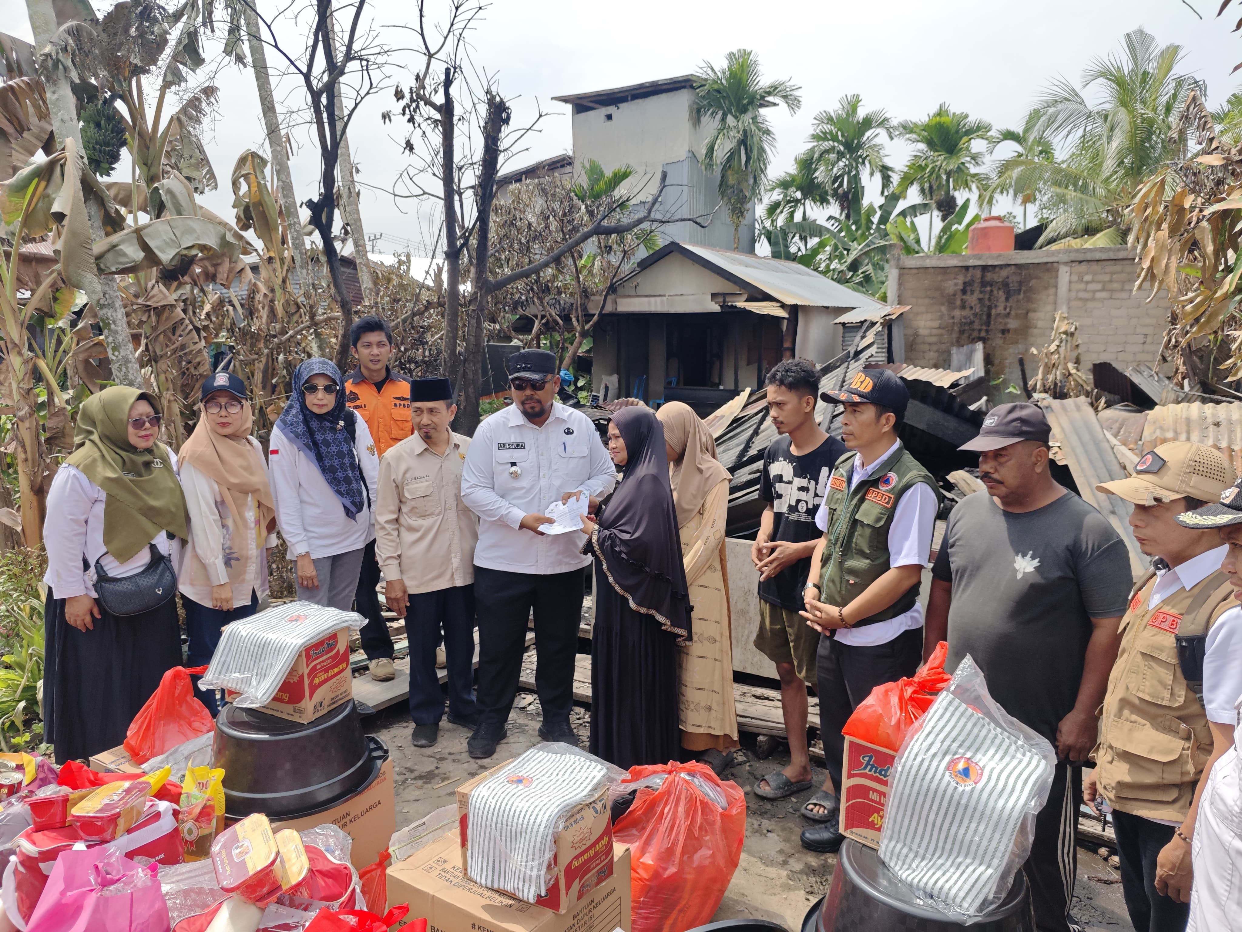 Ringankan Duka Korban Kebakaran Seberang Tembilahan, Camat Serahkan Bantuan