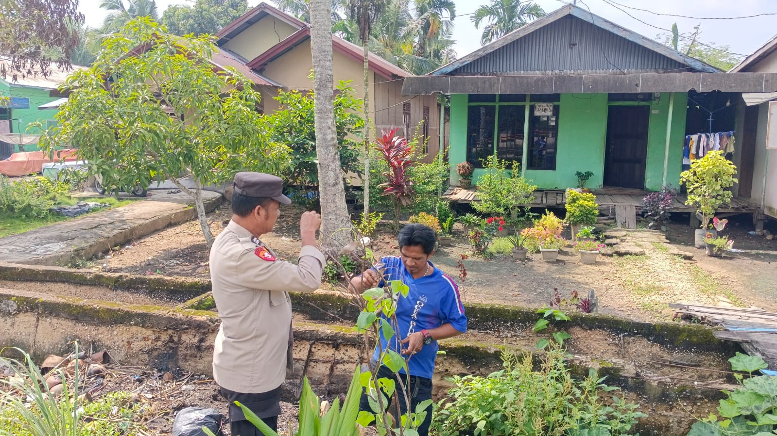 Polri Hadir, Pekarangan Hijau, Polsek Enok Kawal Ketahanan Pangan Kel Enok