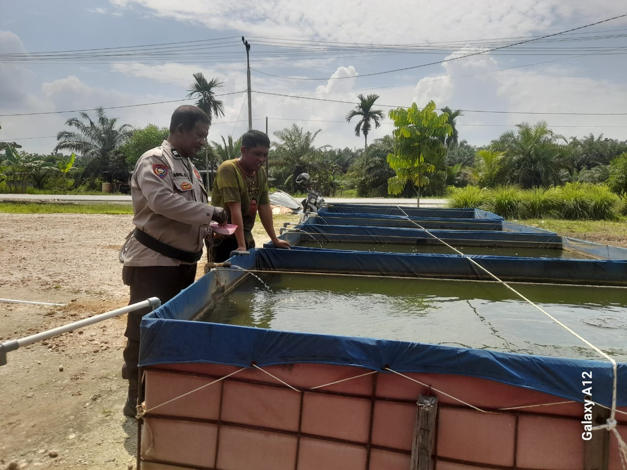Dukung Ketahanan Pangan, Bhabinkamtibmas Desa Pengalihan Sambangi Kolam Ikan Warga