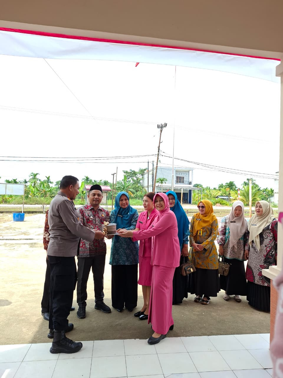 HUT Bhayangkara ke-80: Pemerintah Kecamatan Keritang Beri Surprise ke Polsek Keritang