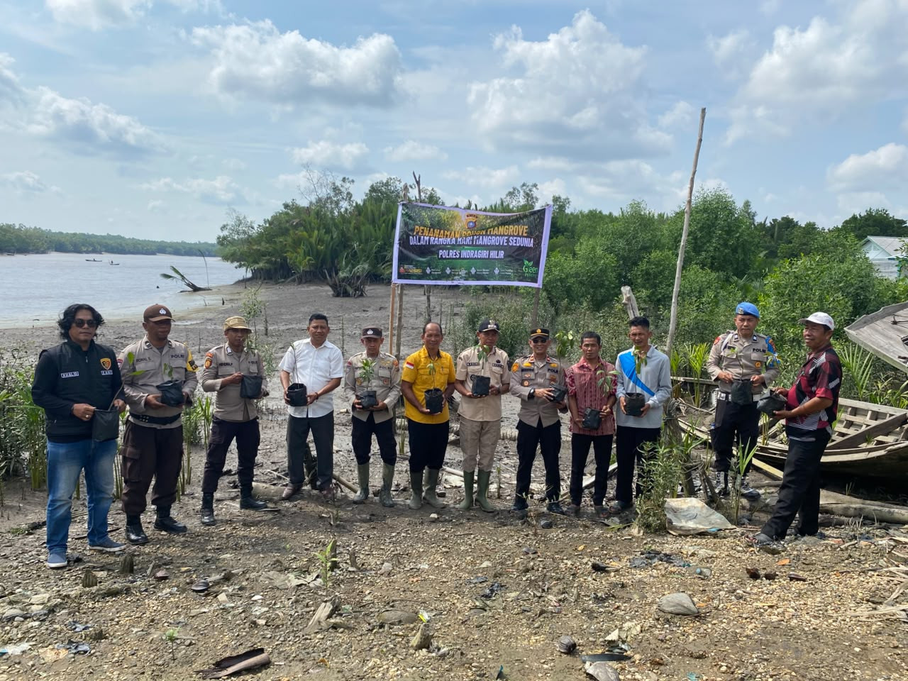 Kolaborasi Generasi Hijau, Polsek Enok dan Warga Jaga Pesisir Lewat Mangrove