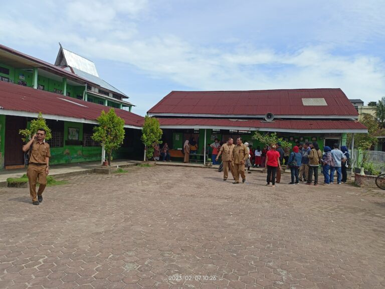 Wali Murid Demo Kepala Sekolah SD Persakti