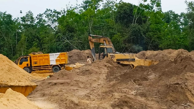 Polda Riau Bongkar Penambangan Ilegal di Hutan Produksi Rokan Hilir