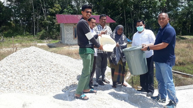 Ketua MPC Kampar Bantu Nenek Lili Suriani Bangun Rumah