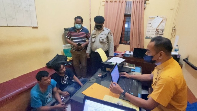 Aksi Heroik Personel Polsek Tenayan Raya Tabrak Dua Penjambret