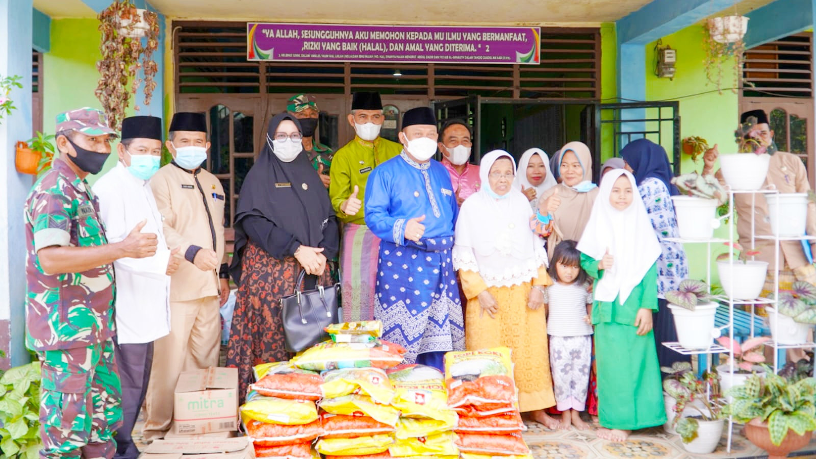 Bupati Kampar Serahkan Bantuan Sembako ke Dua Panti Asuhan