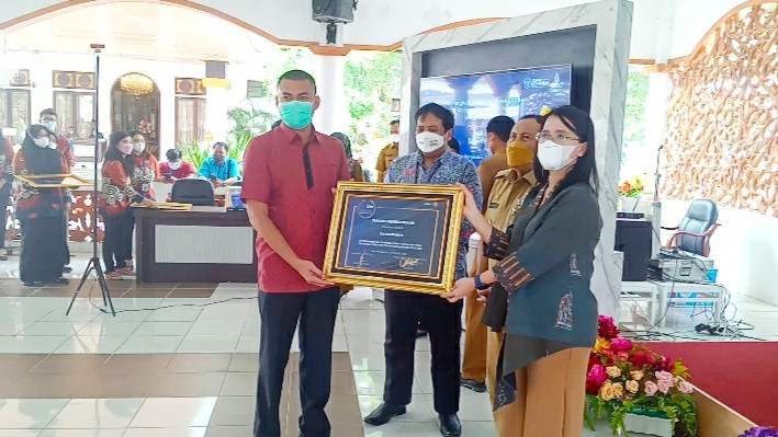 Kades Sontang Dapat Penghargaan Sebagai Warga Taat Pajak