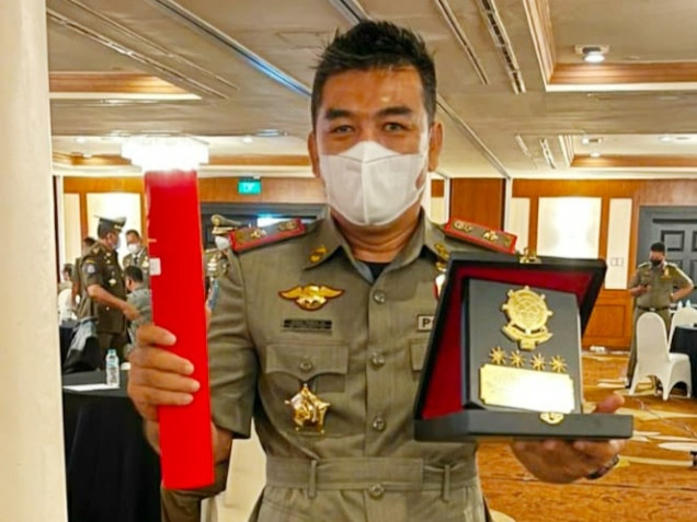 Satpol PP Hadiahkan Tanda Penghargaan Karya Bakti Peduli Untuk Bupati Bengkalis