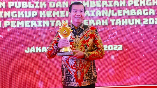 Wali Kota Pekanbaru Raih Piala Adicita Sewaka Pertiwi Kemenpan-RB