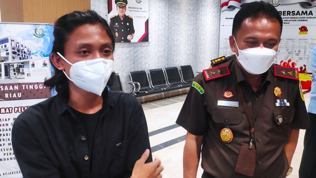 Pemasang Spanduk Tuding Kejati Riau Main Proyek Minta Maaf