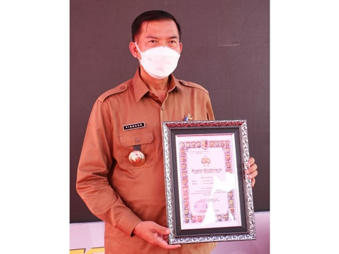 Pengabdian Tanpa Batas Firdaus-Ayat Tuai Multiprestasi