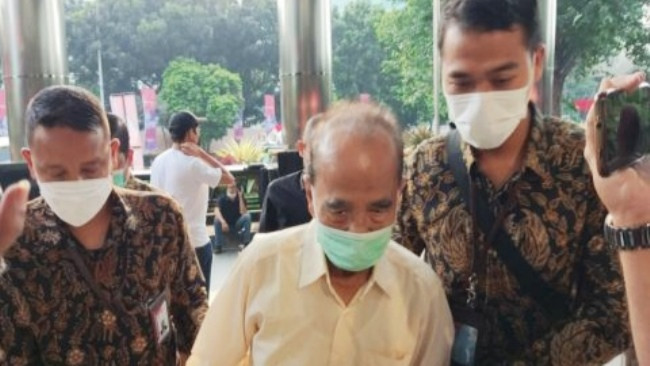 Penyidik KPK Jemput Paksa Annas Maamun di Pekanbaru