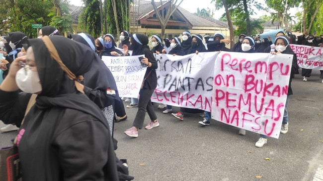 Ratusan Mahasiswi Desak Kejati Riau Serius Susun Kasasi Terhadap Syafri Harto