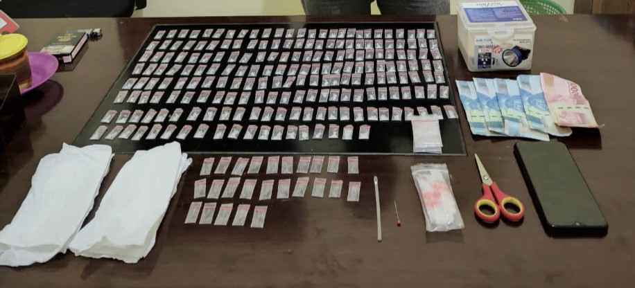 Miliki Sabu Digrebek Polisi, Warga Sinaboi Lari Terbirit-Birit 