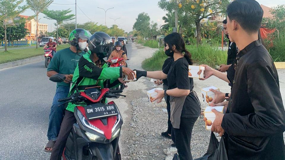 Holywings Pekanbaru Bagikan Takjil Kepada Warga Pekanbaru