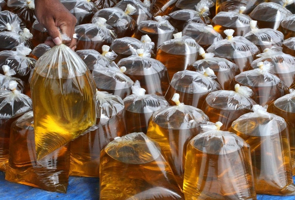 Operasi Pasar Minyak Goreng Curah Murah Pemprov Riau Diserbu Warga