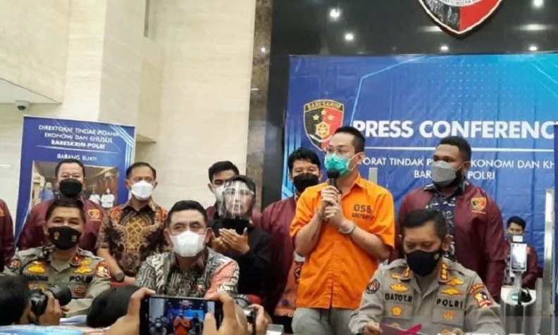 Penyidik Limpahkan Tahap II Tersangka Indra Kenz Ke Kejari Tangsel