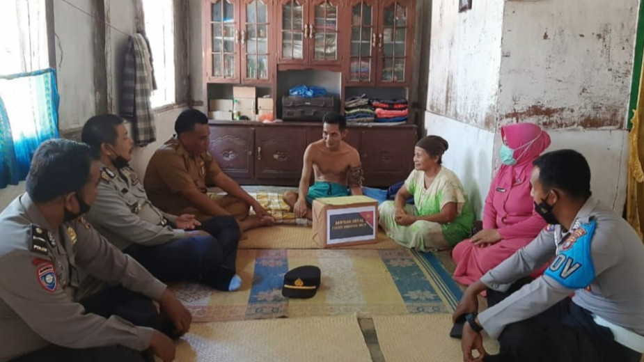 Kapolsek Kuantan Hilir Bantu Korban Serangan Beruang