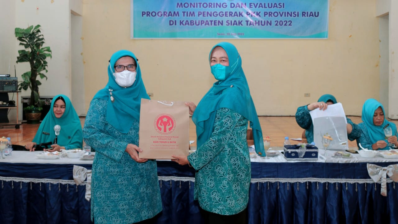 Dekranasda Jalin Kerjasama SMAN 1 Untuk Jual Batik Siak  