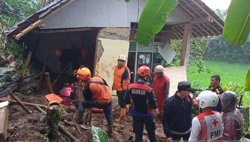 Bapak dan Anak Tertimbun Longsor di Sukabumi
