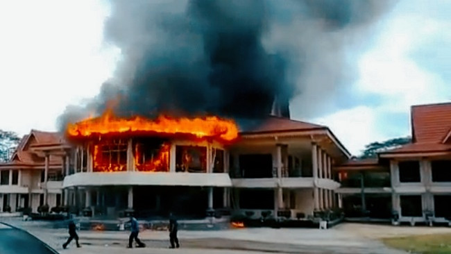 Kantor DPRD Indragiri Hulu Terbakar