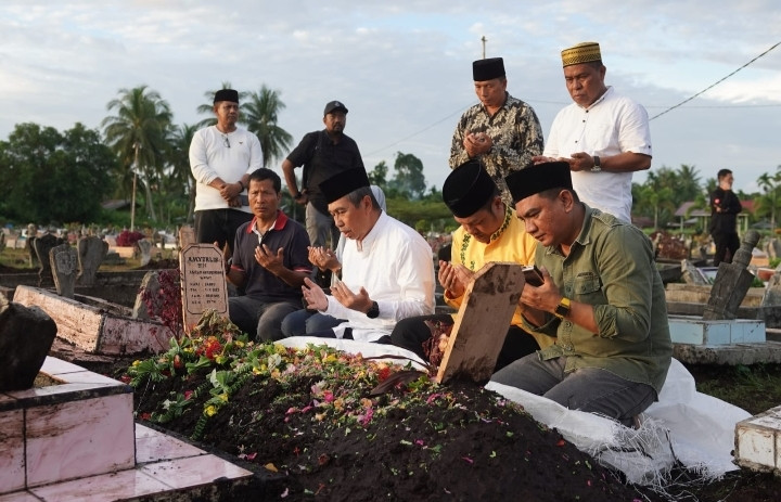 Tiba di Selatpanjang, Gubri Syamsuar Langsung ke Kuburan Ucok