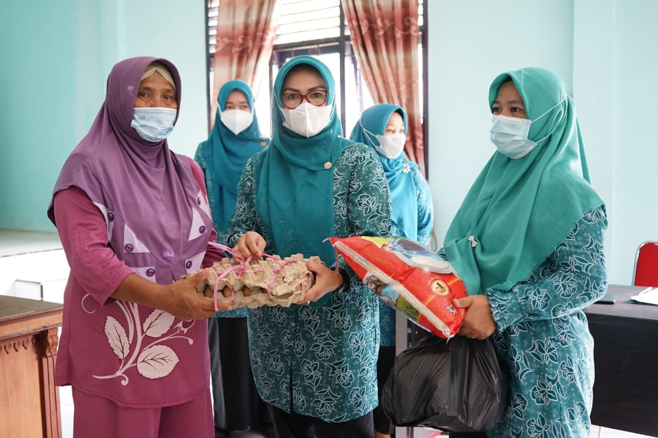 Ketua I PKK Siak Serahkan Bantuan Sembako ke Kaum Dhuafa