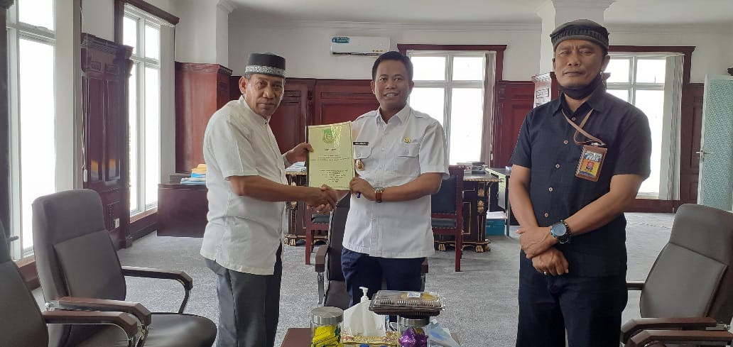 Ketua Panitia Pemekaran Panipahan Darat Serahkan Dokumen Usulan Ke Wabup Rohil