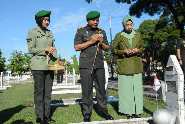 Danrem 031/Wira Bima Ziarah dan Tabur Bunga dalam Rangka HUT Ke- 66 Korem 031 / Wira Bima