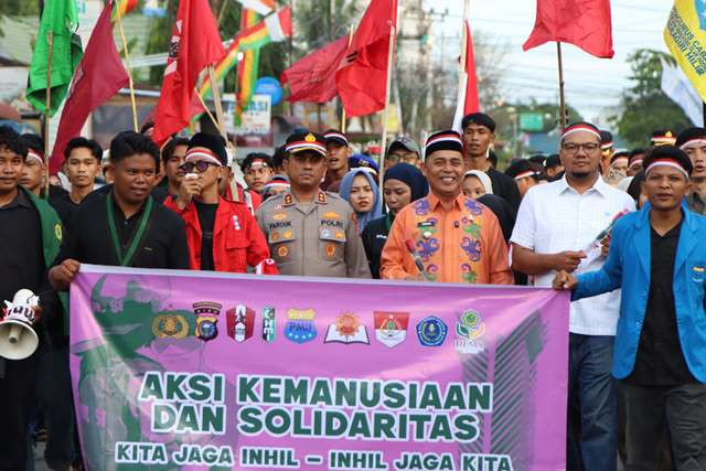 Polres Inhil dan Mahasiswa Bagikan 400 Bunga, Simbol Solidaritas untuk Kemanusiaan