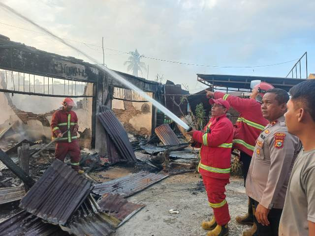 Diduga Akibat Korsleting Listrik,15 Toko Hangus dalam Kebakaran di Pasar Kuok