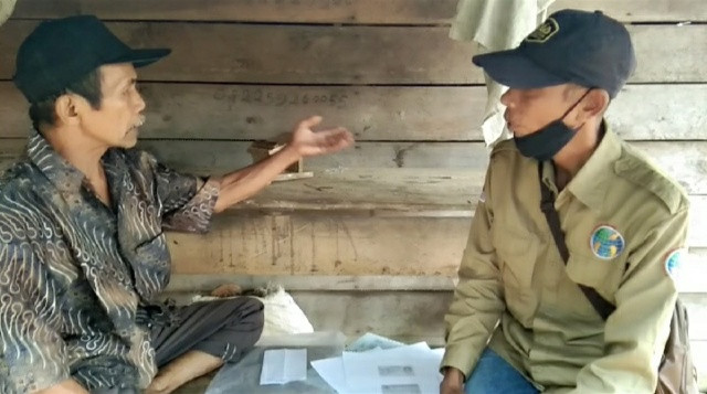 Bapak Sibar Tinggal Dirumah Papan dan Berlantaikan Tanah