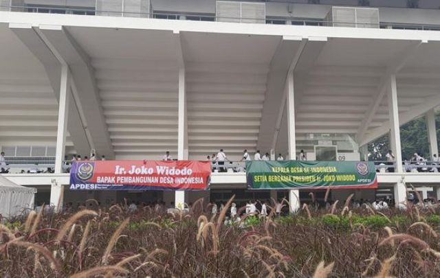 Massa Kepala Desa Teriaki Jokowi 3 Periode di Istora