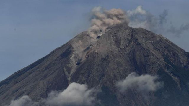 Semeru Kembali Semburkan Guguran Awan Panas Sejauh 4 KM